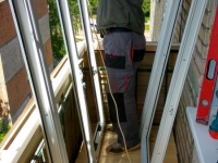 Процесс остекления балкона